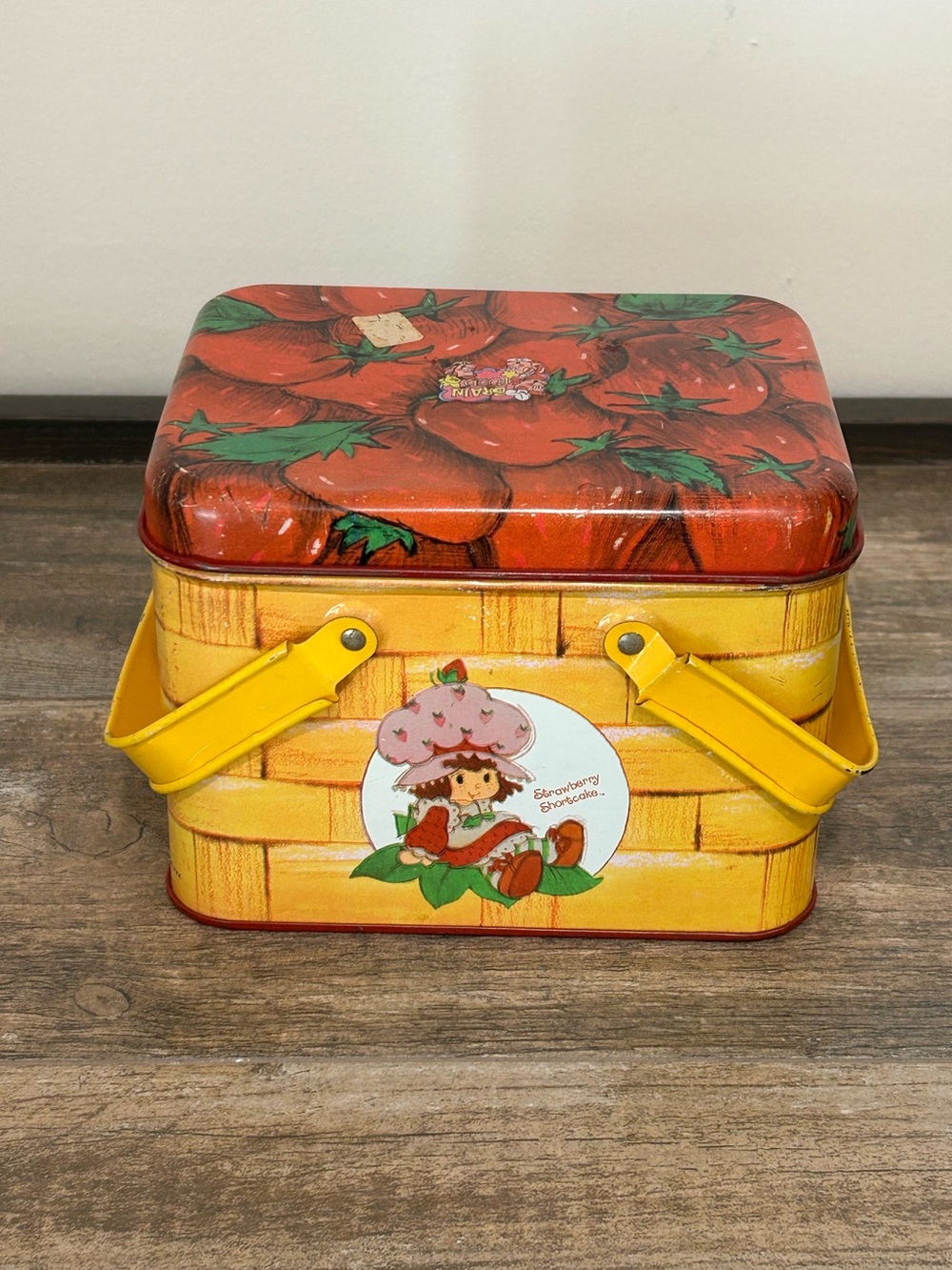 VTG 1980 Strawberry Shortcake Picnic Basket style Lunch Box Tin Metal